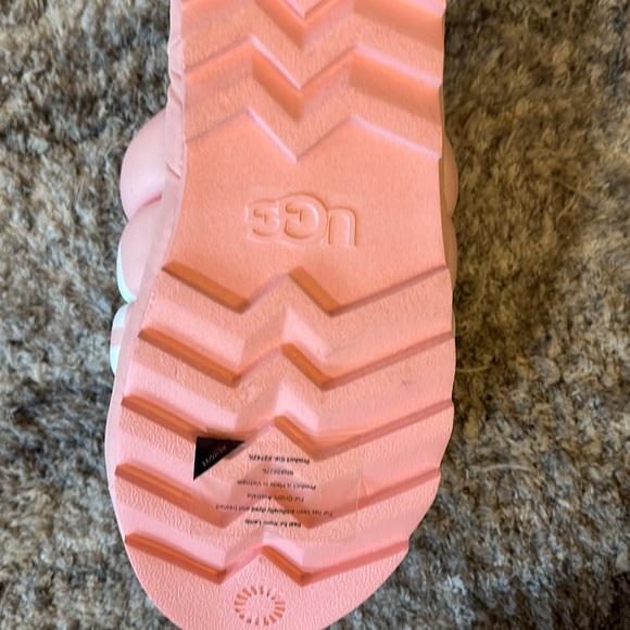 New never worn Pink Uggs size 10 - Picture 4 of 4